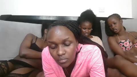 Snapshot of sexxymaya25 chatting on 10.16.25 maya online show from 10.16.25