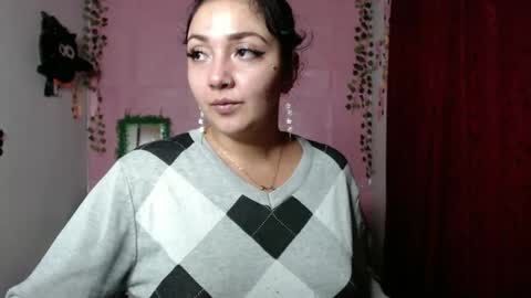 Snapshot of sexy_lolas chatting on 02.28.25 sexy lolas online show from 02.28.25