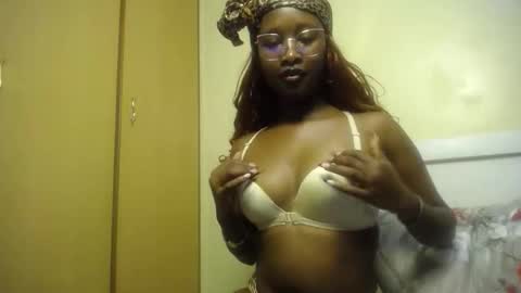 Snapshot of sexy_obsession4 chatting on 11.18.25 sexy_obsession4 online show from 11.18.25