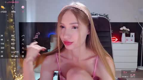 Snapshot of sexy_red_foxx chatting on 03.06.25 Annie - Your Dream Girl online show from 03.06.25