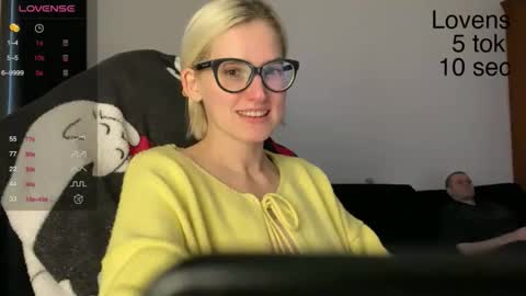 Snapshot of sexy_sweets chatting on 10.21.25 Sexy-Sweets online show from 10.21.25