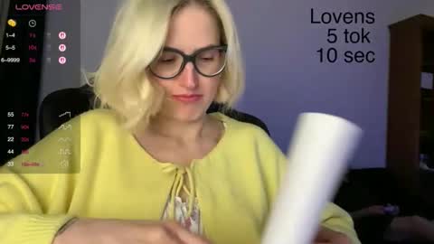 Snapshot of sexy_sweets chatting on 10.22.25 Sexy-Sweets online show from 10.22.25