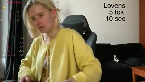 Snapshot of sexy_sweets chatting on 10.23.25 Sexy-Sweets online show from 10.23.25