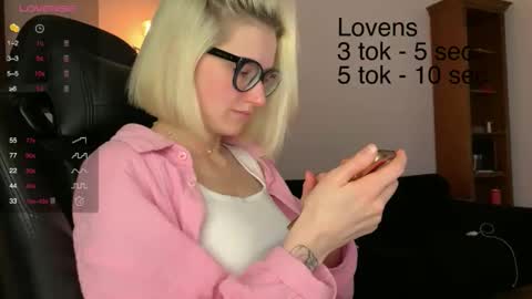 Snapshot of sexy_sweets chatting on 10.27.25 Sexy-Sweets online show from 10.27.25