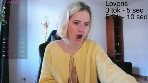 Snapshot of sexy_sweets chatting on 10.30.25 Sexy-Sweets online show from 10.30.25