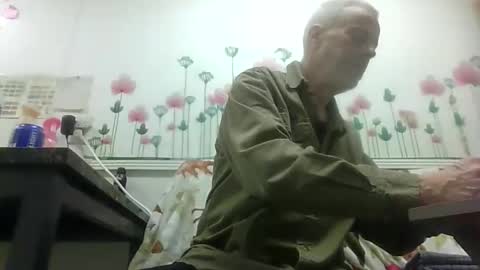 Snapshot of sexy_white_daddy chatting on 02.11.26 Daddy online show from 02.11.26