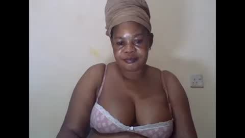 Snapshot of sexydove2 chatting on 02.07.25 EMILY online show from 02.07.25