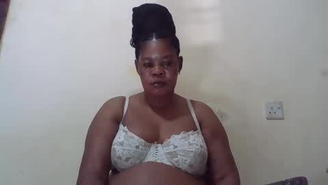 Snapshot of sexydove2 chatting on 02.10.25 EMILY online show from 02.10.25