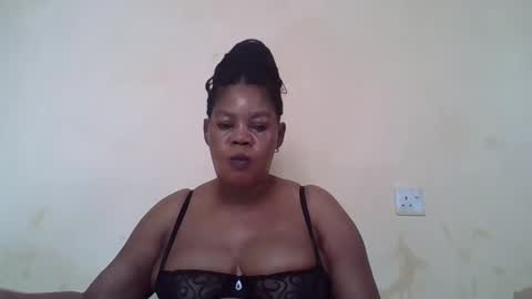 Snapshot of sexydove2 chatting on 02.14.25 EMILY online show from 02.14.25
