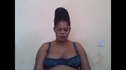 Snapshot of sexydove2 chatting on 02.15.25 EMILY online show from 02.15.25