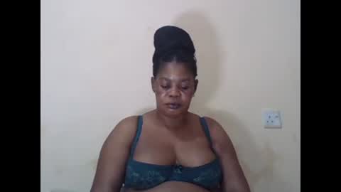 Snapshot of sexydove2 chatting on 02.15.25 EMILY online show from 02.15.25