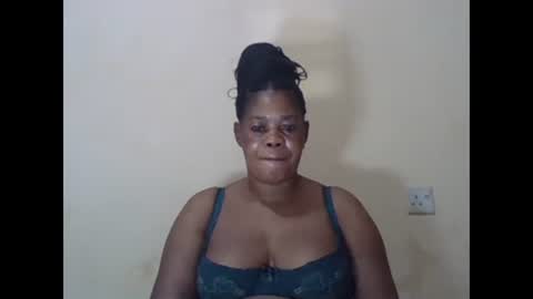 Snapshot of sexydove2 chatting on 02.16.25 EMILY online show from 02.16.25