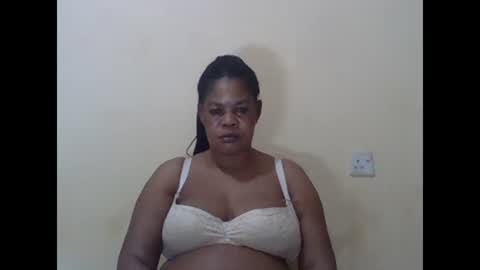 Snapshot of sexydove2 chatting on 03.11.25 EMILY online show from 03.11.25