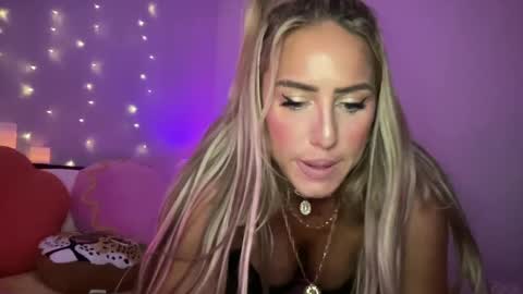 Snapshot of sexygoodvibebabe69 chatting on 12.22.24 Ashley Love online show from 12.22.24