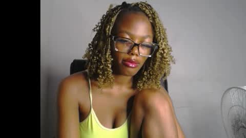 Snapshot of sexyslim_ebony chatting on 02.18.26 Darkskinned Rae online show from 02.18.26