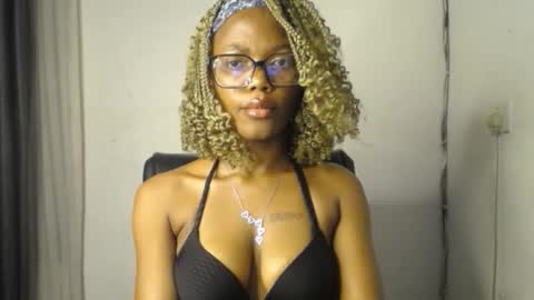 Snapshot of sexyslim_ebony chatting on 02.20.26 Darkskinned Rae online show from 02.20.26
