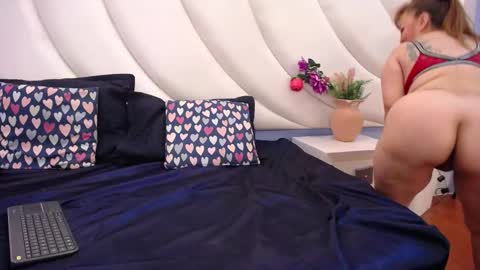 Snapshot of sexyymommy1 chatting on 10.11.25 Mary online show from 10.11.25