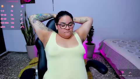 Snapshot of shaaroonhillss1 chatting on 05.19.26 sharoon online show from 05.19.26