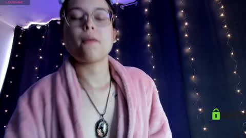 Snapshot of shantalcerezo chatting on 01.12.25 Cat-FOLLOWME and we talk IGshantal cerezo online show from 01.12.25