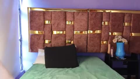 Snapshot of shantall_05 chatting on 09.18.25 shantall 05 online show from 09.18.25