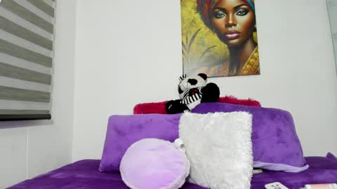 Snapshot of shantall_8 chatting on 02.21.25 karol online show from 02.21.25