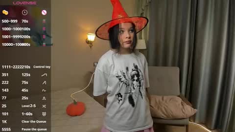 Snapshot of shantaytineo chatting on 10.29.25 Annie online show from 10.29.25