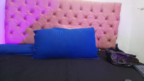 Snapshot of sharlott_kiss chatting on 01.11.25 Sharlott online show from 01.11.25