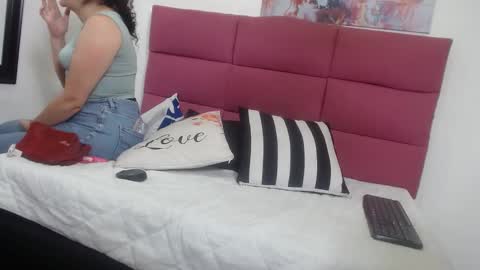 Snapshot of sharlotte__jones chatting on 01.28.25 Sara online show from 01.28.25