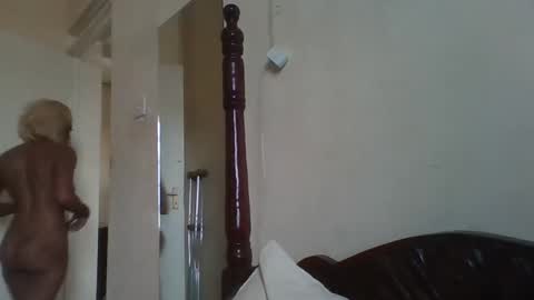 Snapshot of shellymadonna chatting on 10.20.25 shellymadonna online show from 10.20.25