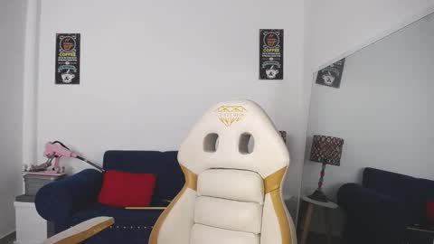 Snapshot of shenahot_ chatting on 11.29.25 Shena online show from 11.29.25