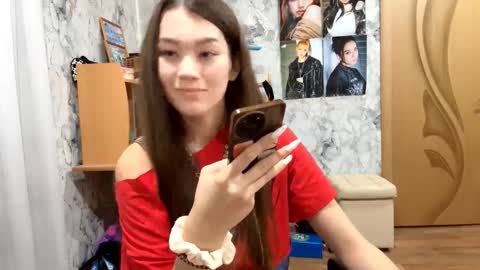 Snapshot of sherisedeboe chatting on 09.11.25 Viola online show from 09.11.25