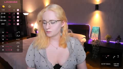 Snapshot of sheslinki chatting on 01.24.25 Hello guys my name is Aemilia online show from 01.24.25