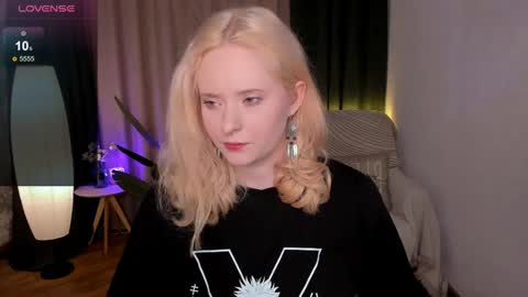 Snapshot of sheslinki chatting on 02.05.25 Hello guys my name is Aemilia online show from 02.05.25
