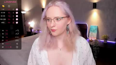 Snapshot of sheslinki chatting on 02.09.25 Hello guys my name is Aemilia online show from 02.09.25