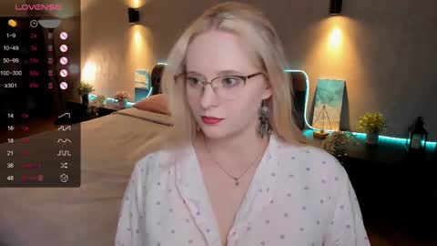 Snapshot of sheslinki chatting on 02.14.25 Hello guys my name is Aemilia online show from 02.14.25