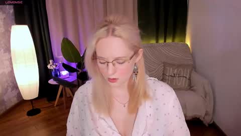 Snapshot of sheslinki chatting on 02.16.25 Hello guys my name is Aemilia online show from 02.16.25