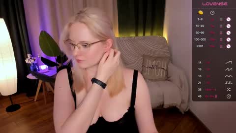 Snapshot of sheslinki chatting on 02.16.25 Hello guys my name is Aemilia online show from 02.16.25