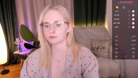 Snapshot of sheslinki chatting on 03.04.25 Hello guys my name is Aemilia online show from 03.04.25