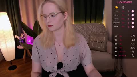 Snapshot of sheslinki chatting on 03.11.25 Hello guys my name is Aemilia online show from 03.11.25