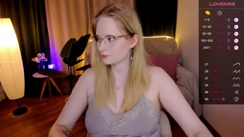 Snapshot of sheslinki chatting on 09.12.25 Hello guys my name is Aemilia online show from 09.12.25