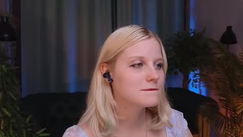 Snapshot of shinejoan chatting on 09.13.25 help me reach my first 25 thumbs up online show from 09.13.25