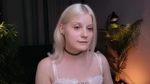 Snapshot of shinejoan chatting on 10.09.25 help me reach my first 25 thumbs up online show from 10.09.25