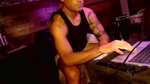 Snapshot of showingoff40 chatting on 10.31.25 Red4040 online show from 10.31.25