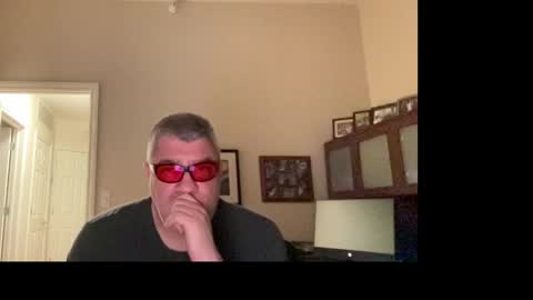 Snapshot of showmet chatting on 04.11.26 Chicago Guy online show from 04.11.26