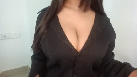 Snapshot of shreya_07 chatting on 06.18.26 shreya_07 online show from 06.18.26