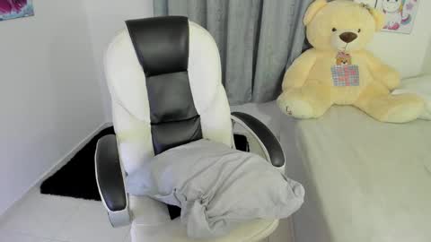 Snapshot of shy_angel4 chatting on 12.16.24 Nahomy online show from 12.16.24