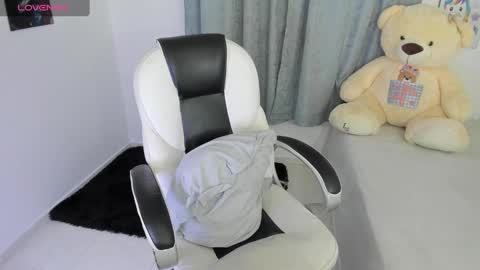 Snapshot of shy_angel4 chatting on 12.28.24 Nahomy online show from 12.28.24