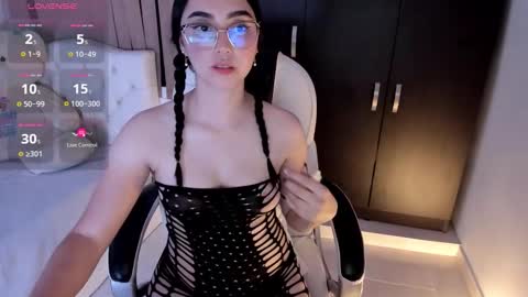 Snapshot of shy_angel4 chatting on 09.29.25 Nahomy online show from 09.29.25