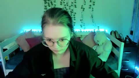 Snapshot of shy_elina01 chatting on 10.10.25 shy_elina01 online show from 10.10.25