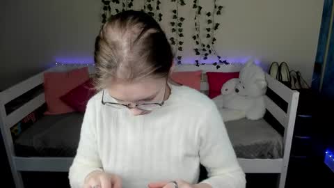 Snapshot of shy_elina01 chatting on 10.22.25 shy_elina01 online show from 10.22.25